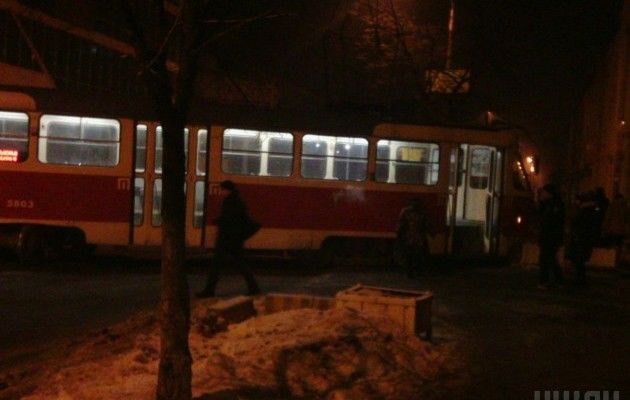 В Киеве на Подоле трамвай сошел с рельсов и перегородил почти всю улицу, фото УНИАН