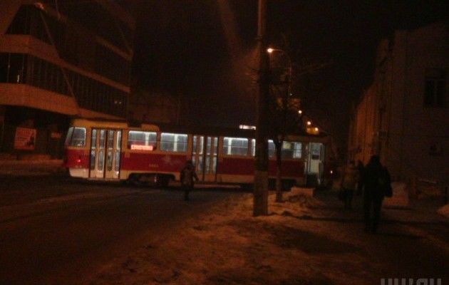 В Киеве на Подоле трамвай сошел с рельсов и перегородил почти всю улицу, фото УНИАН