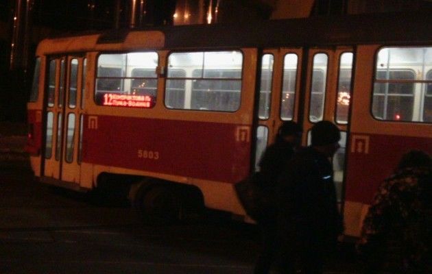 <p>У Києві на Подолі трамвай зійшов з рейок і перегородив майже всю вулицю, фото УНІАН</p>