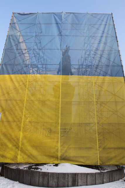 Памятник. Щорса сейчас защищают леса и украинский флаг | Фото: Виталий Лазебник