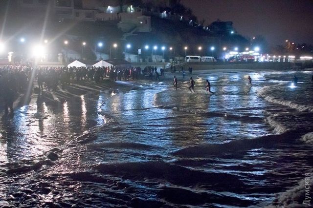Одесситы празднуют Крещение на берегу моря. Фото: 