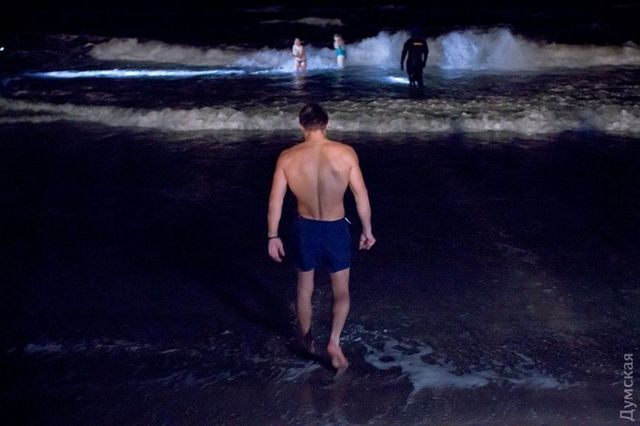 <p>Одесити святкують Хрещення на березі моря. Фото: &laquo;Думская&raquo;</p>