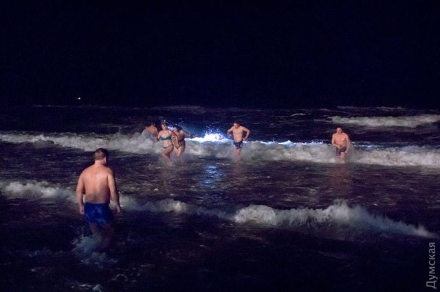 Одесситы празднуют Крещение на берегу моря. Фото: 