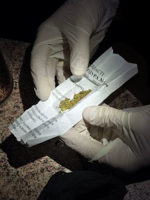 В Запорожье прокурор употреблял марихуану и метамфетамин.