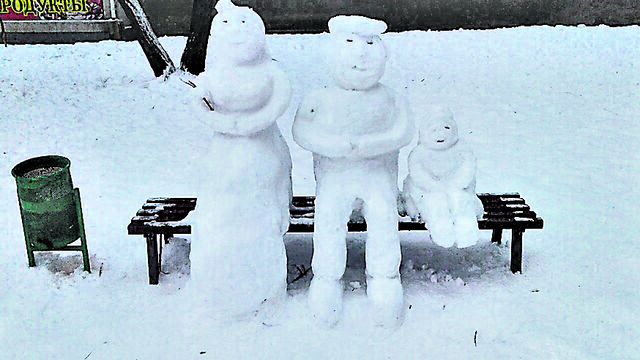 На скамейке. Снежная семья на Холодной Горе. Фото: vk.com