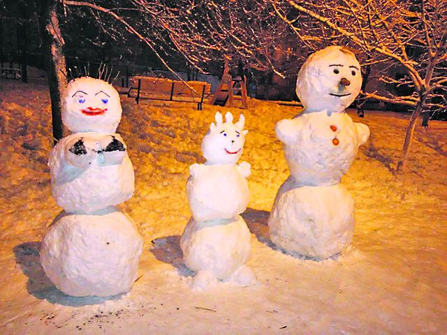Семья снеговиков. Забавная компания на Северной Салтовке. Фото: vk.com