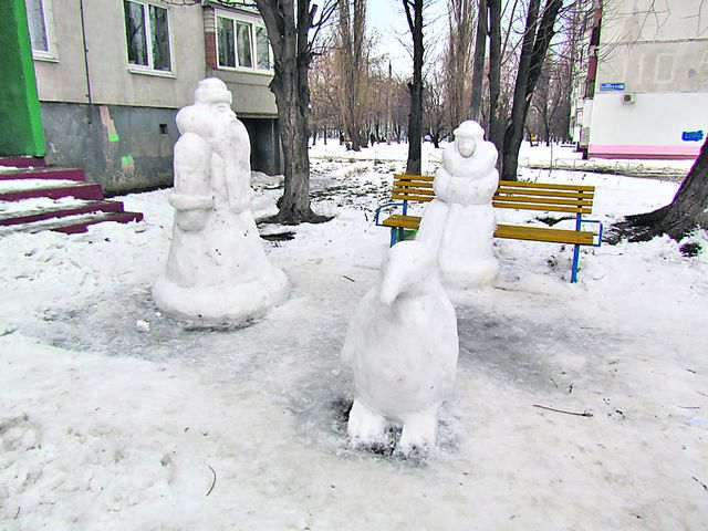Как в сказке. Дед Мороз, Снегурка и пингвин у подъезда в районе ТРК 
