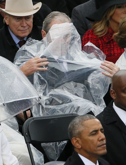 Джордж Буш "борется" с дождевиком. Фото: twitter.com