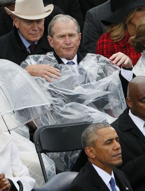 Джордж Буш "борется" с дождевиком. Фото: twitter.com