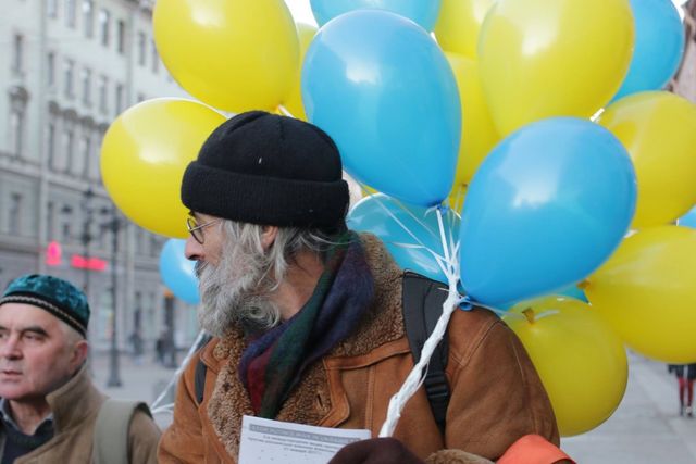 Люди собрались с плакатами и воздушными шарами желтого и голубого цвета. Фото: УНН