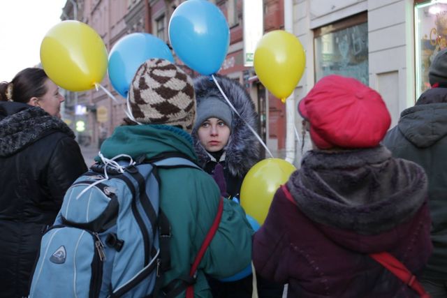 Люди собрались с плакатами и воздушными шарами желтого и голубого цвета. Фото: УНН
