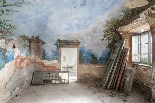 Павлович снимает уничтоженные временем виллы, поместья и замки, которые когда-то принадлежали состоятельным людям. Фото: Mirna Pavlovic 2017