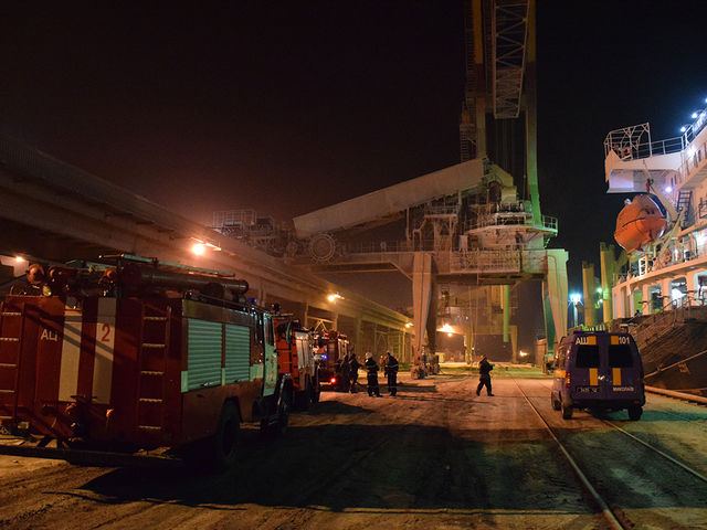 <p>У порту Миколаєва спалахнула завантажувальна машина. Фото: ДСНС</p>