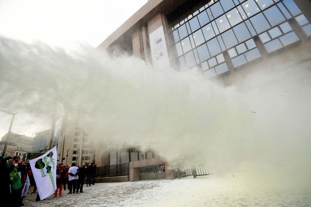 Штаб-квартиру ЕС засыпали тоннами сухого молока, фото AFP