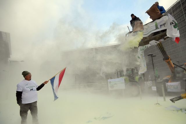 <p><span>Штаб-квартиру ЄС засипали тоннами сухого молока, фото AFP</span></p>