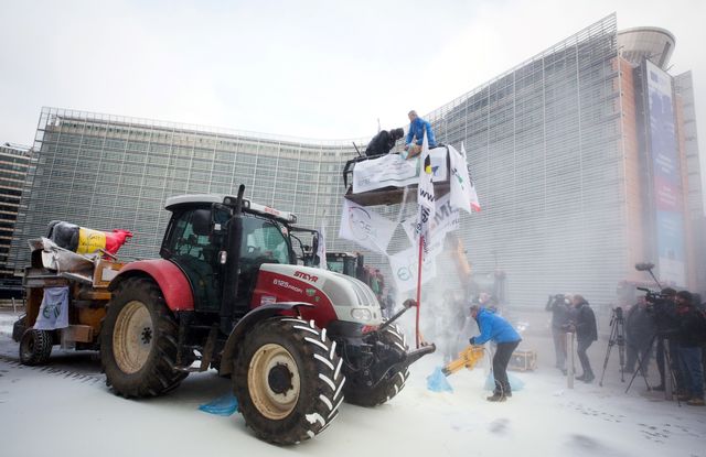 Штаб-квартиру ЕС засыпали тоннами сухого молока, фото AFP