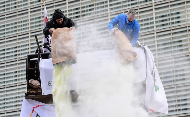 <p><span>Штаб-квартиру ЄС засипали тоннами сухого молока, фото AFP</span></p>