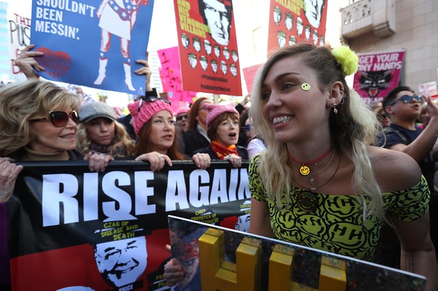 <p>Майлі Сайрус на марші жінок проти Трампа. Фото: AFP</p>