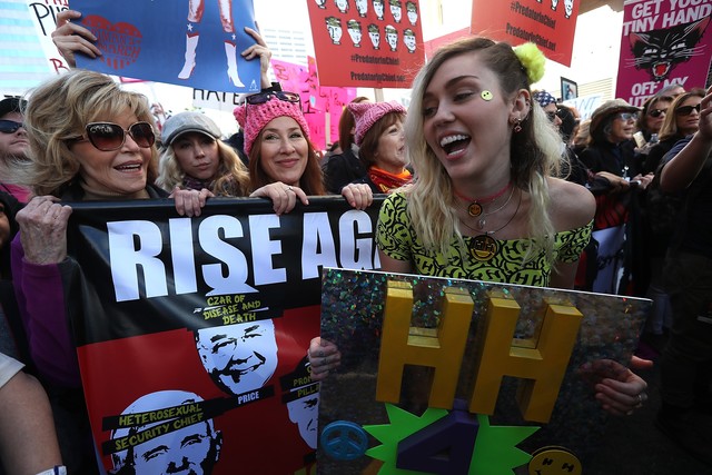 Майли Сайрус на марше женщин против Трампа. Фото: AFP
