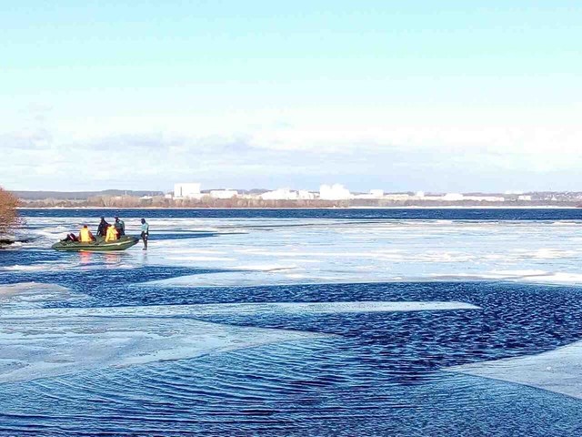 Рыбаков унесло на льдине. Фото: kyiv.dsns.gov.ua
