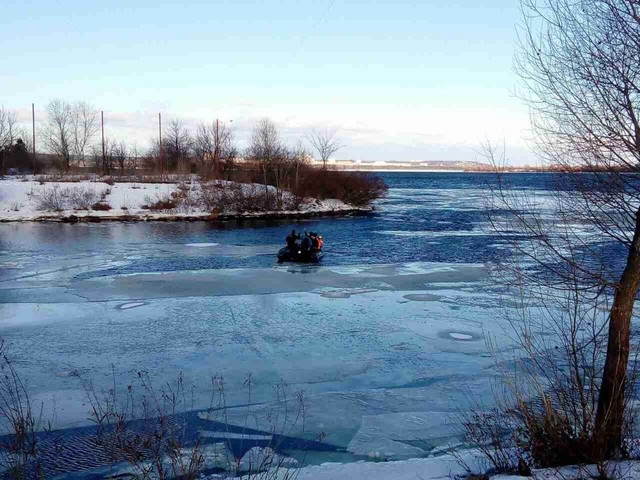 Рыбаков унесло на льдине. Фото: kyiv.dsns.gov.ua
