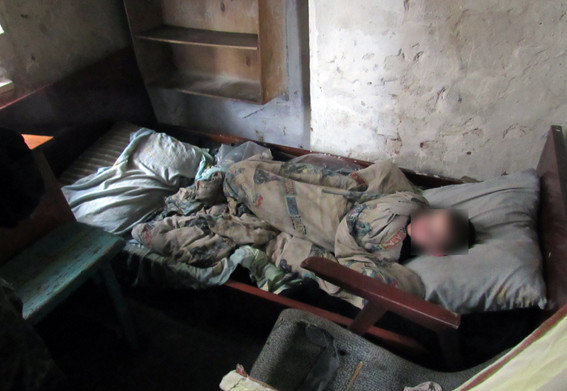 В доме, где живут малыши, было очень холодно и грязно. Фото: полиция