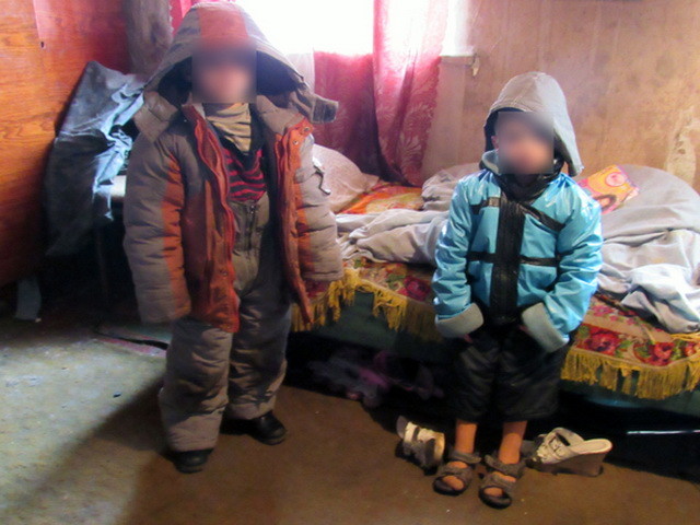 В доме, где живут малыши, было очень холодно и грязно. Фото: полиция