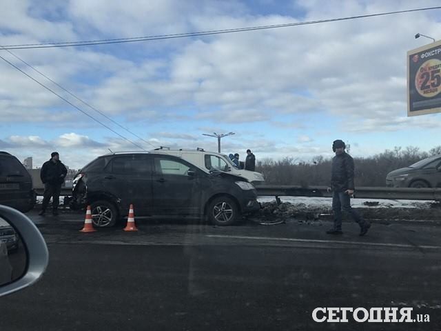 <p>Аварія паралізувала рух на мосту. Фото: Влад Антонов</p>