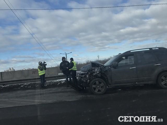 <p>Аварія паралізувала рух на мосту. Фото: Влад Антонов</p>