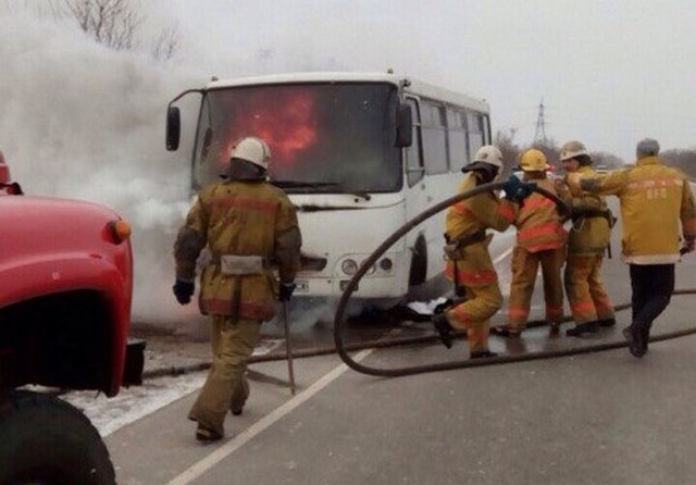 <p>Автобус згорів. Фото: ДСНС</p>