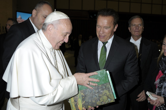 Шварценеггер с папой Римским в Ватикане. Фото: AFP