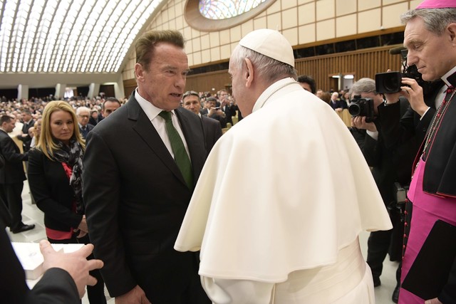 Шварценеггер с папой Римским в Ватикане. Фото: AFP