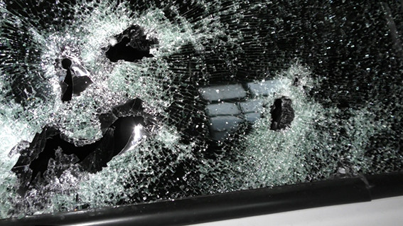 <p>Грабіжники розстріляли автомобіль охорони в Дніпрі. Фото: поліція</p>