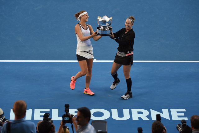 Бетани Маттек-Сандс и Люция Шафаржова выиграли Australian Open в паре. Фото AFP