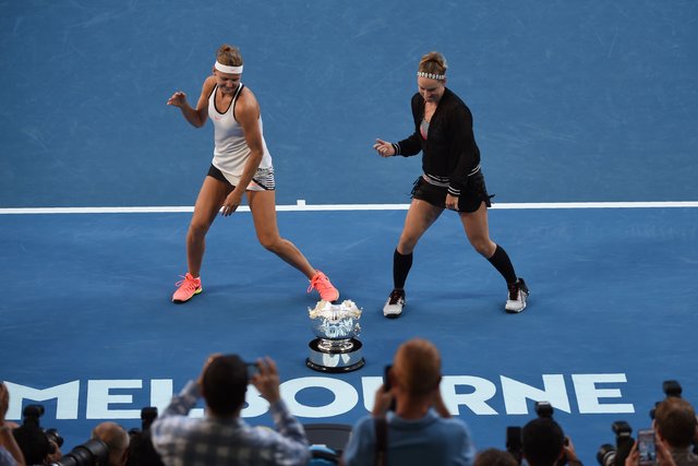 <p>Бетані Маттек-Сандс і Люція Шафаржова виграли Australian Open в парі. Фото AFP</p>