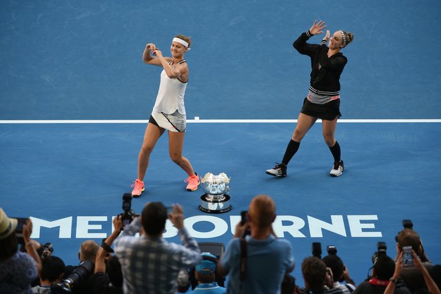 <p>Бетані Маттек-Сандс і Люція Шафаржова виграли Australian Open в парі. Фото AFP</p>