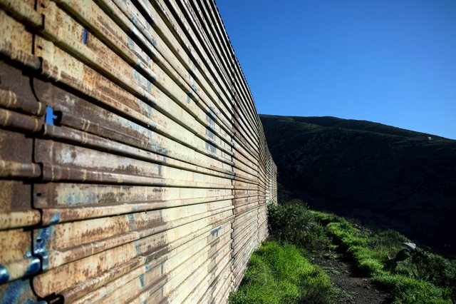 Металлическая стена на границе США и Мексики. Фото: AFP