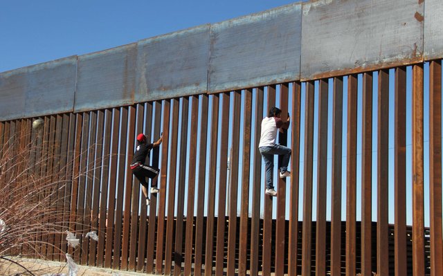 Це не нелегальні мігранти – це підлітки грають, залазячи на стіну, що позначає кордон. Фото: AFP