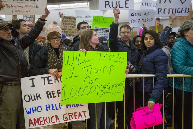 <p>У містах США проходять багатотисячні акції протесту проти указу Трампа, фото AFP</p>