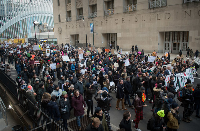 <p>У містах США проходять багатотисячні акції протесту проти указу Трампа, фото AFP</p>