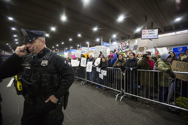 В городах США проходят многотысячные акции протеста против указа Трампа, фото AFP