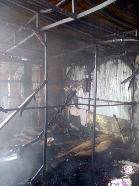 Ларьки сильно повреждены огнем. Фото: ГСЧС Киева