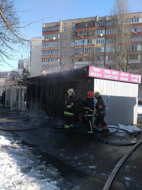 <p>Кіоски дуже пошкоджені вогнем. Фото: ДСНС Києва</p>