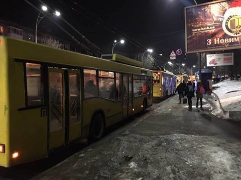 В Киеве на Воздухофлотском произошло лобовое ДТП с  пострадавшими, фото Дмитрий