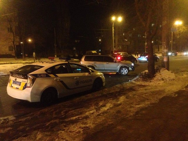 <p>У Києві водій на Subaru вилетів з проїжджої частини і протаранив відбійник, фото Карл</p>