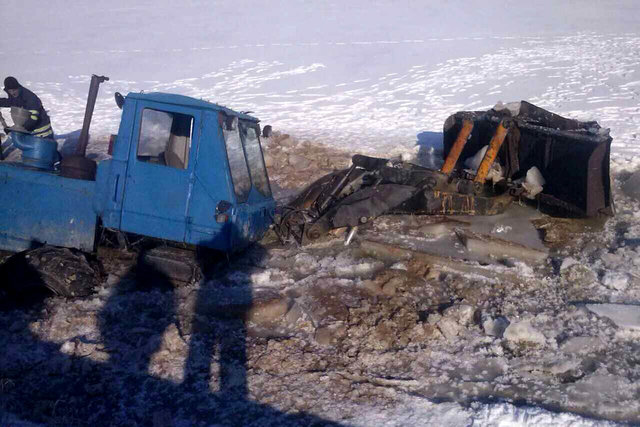 Школьный автобус и трактор утонули в Днепропетровской области. Фото: ГСЧС