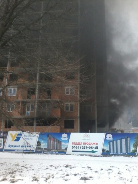 <p>Пожежа на Зодчих. Фото: vk.com/svyatoshinckiy_rayon</p>