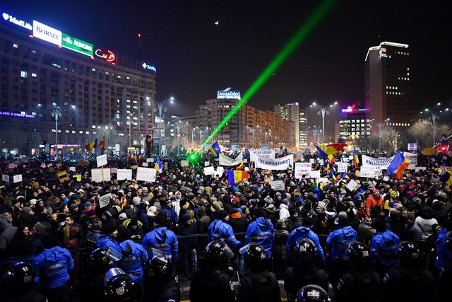 На протесты против правительства в Румынии вышли более 100 тысяч человек , фото AFP