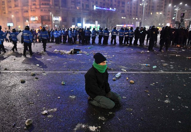 На протесты против правительства в Румынии вышли более 100 тысяч человек , фото AFP