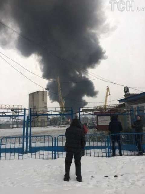 В Киеве горит завод. Фото: tsn.ua